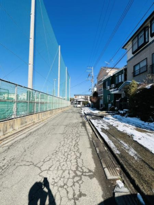 �_�ސ쌧������s���c1���ڂ̐V�z��ˌ��Ă̑O�ʓ��H�܂ތ��n�ʐ^