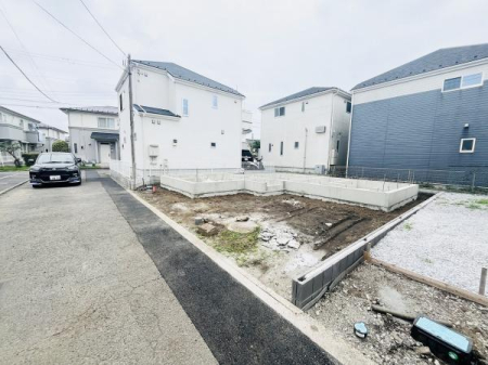 �_�ސ쌧����s�勘3���ڂ̐V�z��ˌ��Ă̑O�ʓ��H�܂ތ��n�ʐ^