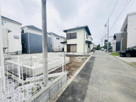 �_�ސ쌧����s�勘3���ڂ̐V�z��ˌ��Ă̑O�ʓ��H�܂ތ��n�ʐ^