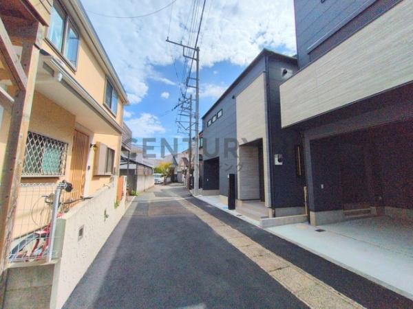 �_�ސ쌧������s���2���ڂ̐V�z��ˌ��Ă̑O�ʓ��H�܂ތ��n�ʐ^