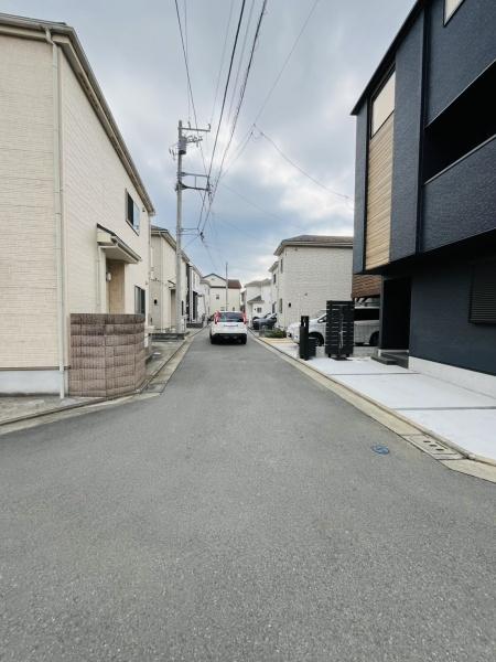 �_�ސ쌧������s����1���ڂ̐V�z��ˌ��Ă̑O�ʓ��H�܂ތ��n�ʐ^