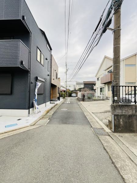 �_�ސ쌧������s����1���ڂ̐V�z��ˌ��Ă̑O�ʓ��H�܂ތ��n�ʐ^