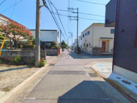 �_�ސ쌧������s����1���ڂ̐V�z��ˌ��Ă̑O�ʓ��H�܂ތ��n�ʐ^