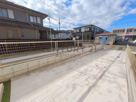 �_�ސ쌧������s����1���ڂ̐V�z��ˌ��Ă̑O�ʓ��H�܂ތ��n�ʐ^