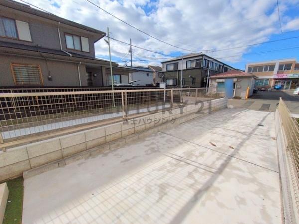 �_�ސ쌧������s����1���ڂ̐V�z��ˌ��Ă̑O�ʓ��H�܂ތ��n�ʐ^