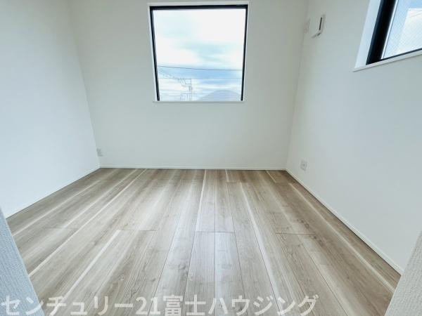 �_�ސ쌧������s����1���ڂ̐V�z��ˌ��Ă̎q������