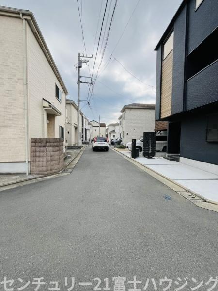 �_�ސ쌧������s����1���ڂ̐V�z��ˌ��Ă̑O�ʓ��H�܂ތ��n�ʐ^