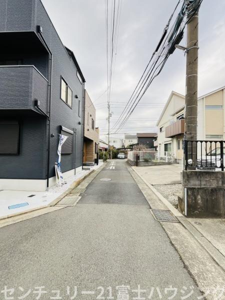 �_�ސ쌧������s����1���ڂ̐V�z��ˌ��Ă̑O�ʓ��H�܂ތ��n�ʐ^