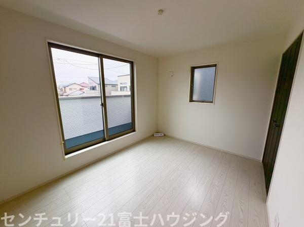 �_�ސ쌧������s����1���ڂ̐V�z��ˌ��Ă̎q������