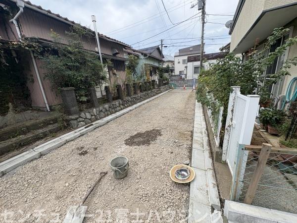 �_�ސ쌧������s����2���ڂ̐V�z��ˌ��Ă̑O�ʓ��H�܂ތ��n�ʐ^