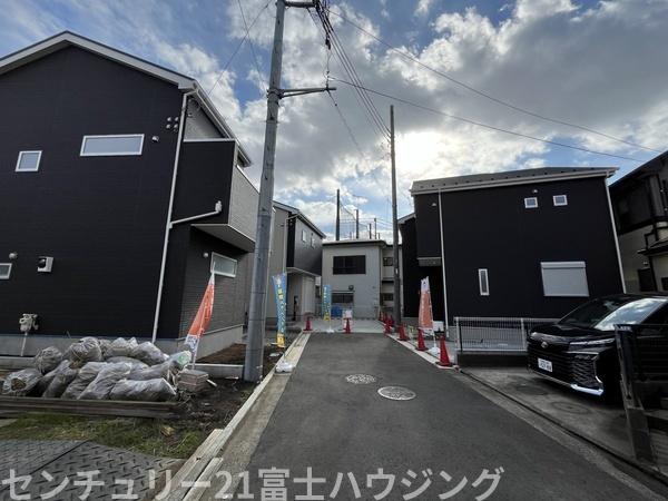 �_�ސ쌧������s����5���ڂ̐V�z��ˌ��Ă̑O�ʓ��H�܂ތ��n�ʐ^