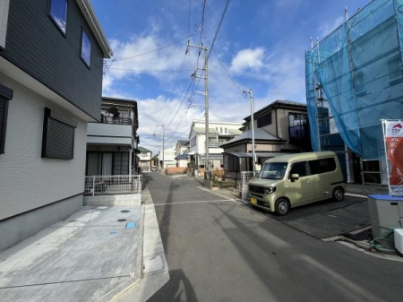 �_�ސ쌧������s����5���ڂ̐V�z��ˌ��Ă̑O�ʓ��H�܂ތ��n�ʐ^