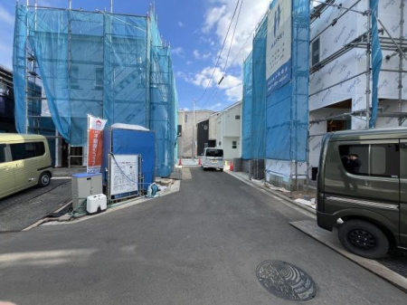 �_�ސ쌧������s����5���ڂ̐V�z��ˌ��Ă̑O�ʓ��H�܂ތ��n�ʐ^