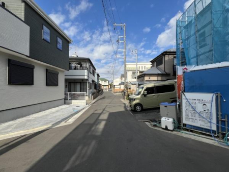 �_�ސ쌧������s����5���ڂ̐V�z��ˌ��Ă̑O�ʓ��H�܂ތ��n�ʐ^