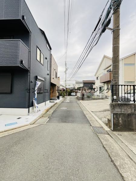 �_�ސ쌧������s����1���ڂ̐V�z��ˌ��Ă̑O�ʓ��H�܂ތ��n�ʐ^