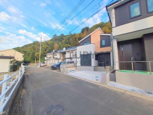 �_�ސ쌧����s���2���ڂ̐V�z��ˌ��Ă̑O�ʓ��H�܂ތ��n�ʐ^