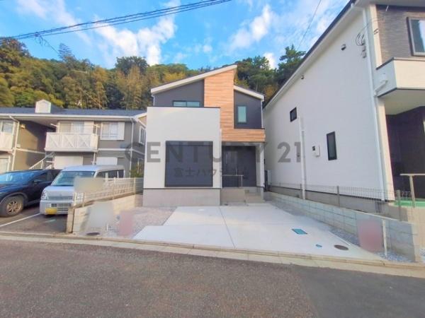 �_�ސ쌧����s���2���ڂ̐V�z��ˌ��Ă̑O�ʓ��H�܂ތ��n�ʐ^