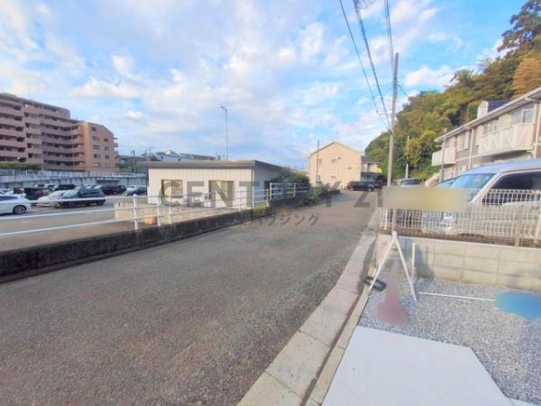 �_�ސ쌧����s���2���ڂ̐V�z��ˌ��Ă̑O�ʓ��H�܂ތ��n�ʐ^