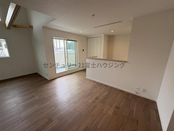 _ސ쌧s5ڂ̐VzˌẴrO