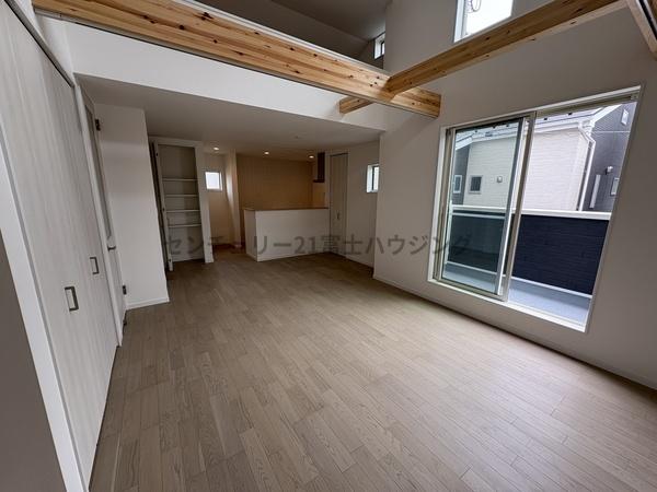 _ސ쌧s5ڂ̐VzˌẴrO