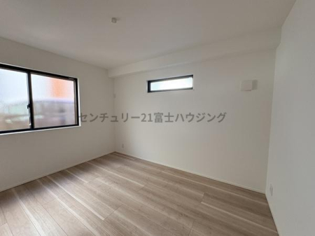 �_�ސ쌧������s������̐V�z��ˌ��Ă̎q������