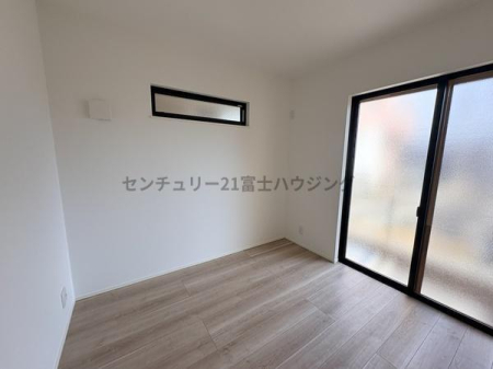 �_�ސ쌧������s������̐V�z��ˌ��Ă̎q������