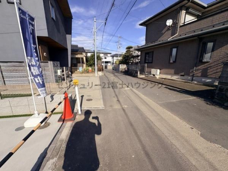 �_�ސ쌧������s������2���ڂ̐V�z��ˌ��Ă̑O�ʓ��H�܂ތ��n�ʐ^