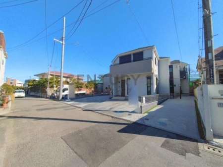 �_�ސ쌧������s���C�ݓ�4���ڂ̐V�z��ˌ��Ă̑O�ʓ��H�܂ތ��n�ʐ^