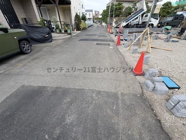 �_�ސ쌧������s���C�ݓ�4���ڂ̐V�z��ˌ��Ă̑O�ʓ��H�܂ތ��n�ʐ^