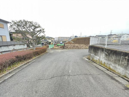 �_�ސ쌧����s�ΐ�̐V�z��ˌ��Ă̑O�ʓ��H�܂ތ��n�ʐ^