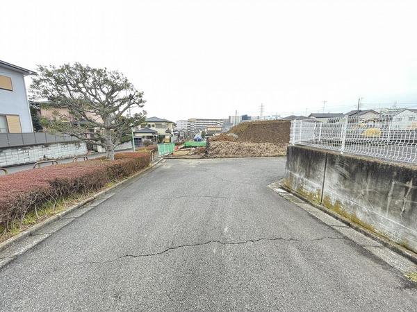 �_�ސ쌧����s�ΐ�̐V�z��ˌ��Ă̑O�ʓ��H�܂ތ��n�ʐ^