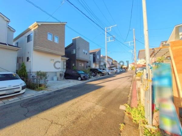 �_�ސ쌧����s�ΐ�̐V�z��ˌ��Ă̑O�ʓ��H�܂ތ��n�ʐ^