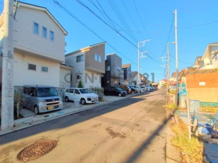 �_�ސ쌧����s�ΐ�̐V�z��ˌ��Ă̑O�ʓ��H�܂ތ��n�ʐ^