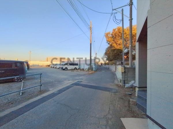 �_�ސ쌧����s�����_��3���ڂ̐V�z��ˌ��Ă̑O�ʓ��H�܂ތ��n�ʐ^