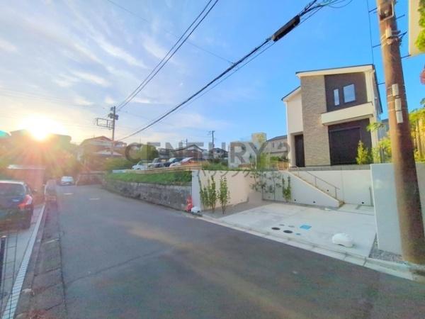 �_�ސ쌧����s�А��R5���ڂ̐V�z��ˌ��Ă̑O�ʓ��H�܂ތ��n�ʐ^