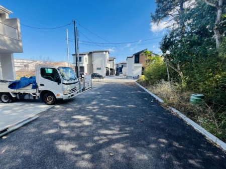 �_�ސ쌧������s�~���̐V�z��ˌ��Ă̑O�ʓ��H�܂ތ��n�ʐ^