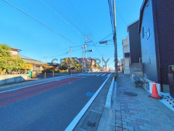 �_�ސ쌧������s���4���ڂ̐V�z��ˌ��Ă̑O�ʓ��H�܂ތ��n�ʐ^