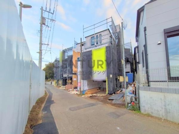 �_�ސ쌧����s�����_��3���ڂ̐V�z��ˌ��Ă̑O�ʓ��H�܂ތ��n�ʐ^