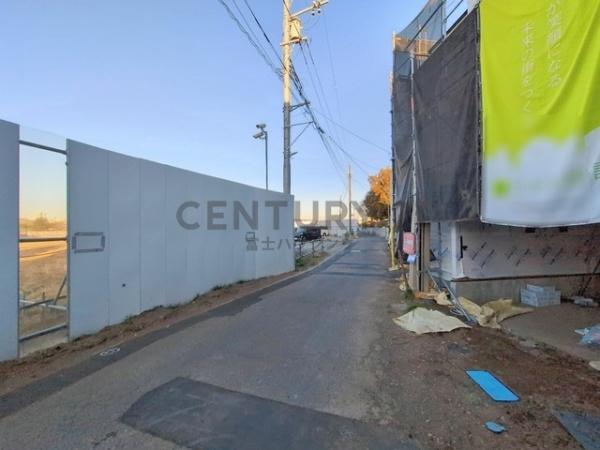 �_�ސ쌧����s�����_��3���ڂ̐V�z��ˌ��Ă̑O�ʓ��H�܂ތ��n�ʐ^