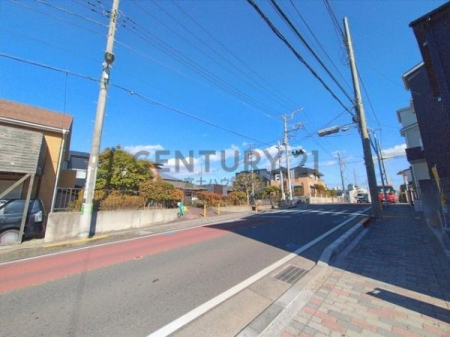 �_�ސ쌧������s���4���ڂ̐V�z��ˌ��Ă̑O�ʓ��H�܂ތ��n�ʐ^