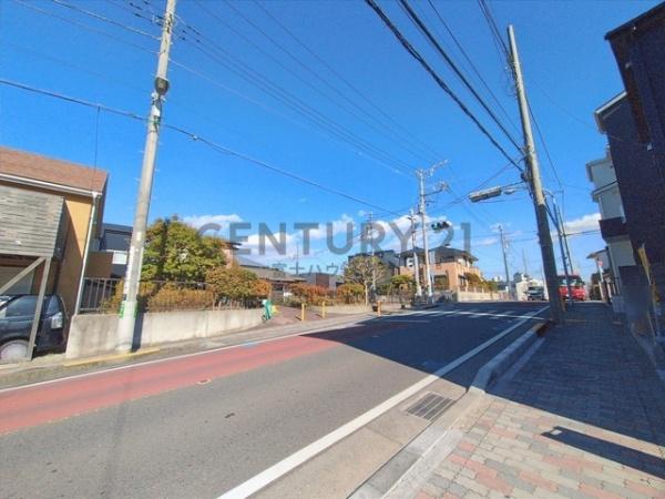 �_�ސ쌧������s���4���ڂ̐V�z��ˌ��Ă̑O�ʓ��H�܂ތ��n�ʐ^