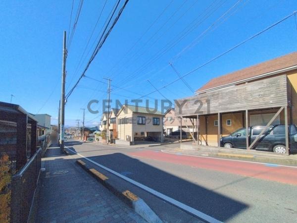 �_�ސ쌧������s���4���ڂ̐V�z��ˌ��Ă̑O�ʓ��H�܂ތ��n�ʐ^