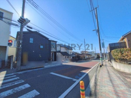 �_�ސ쌧������s���4���ڂ̐V�z��ˌ��Ă̑O�ʓ��H�܂ތ��n�ʐ^