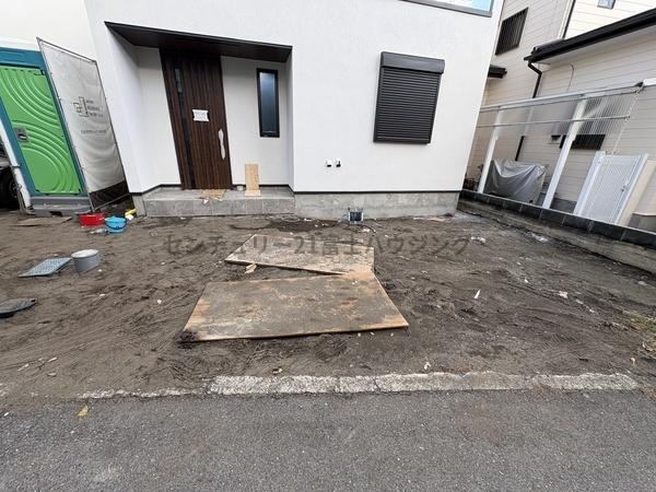 �_�ސ쌧������s���C�ݓ�4���ڂ̐V�z��ˌ��Ă̑O�ʓ��H�܂ތ��n�ʐ^