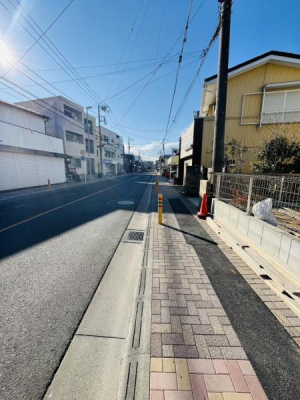 �_�ސ쌧������s�ᏼ���̐V�z��ˌ��Ă̑O�ʓ��H�܂ތ��n�ʐ^