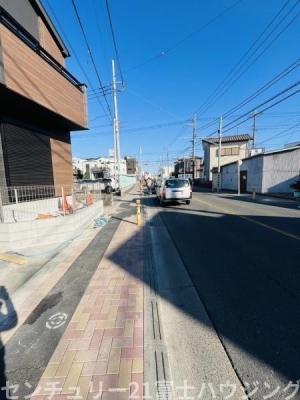 �_�ސ쌧������s�ᏼ���̐V�z��ˌ��Ă̑O�ʓ��H�܂ތ��n�ʐ^