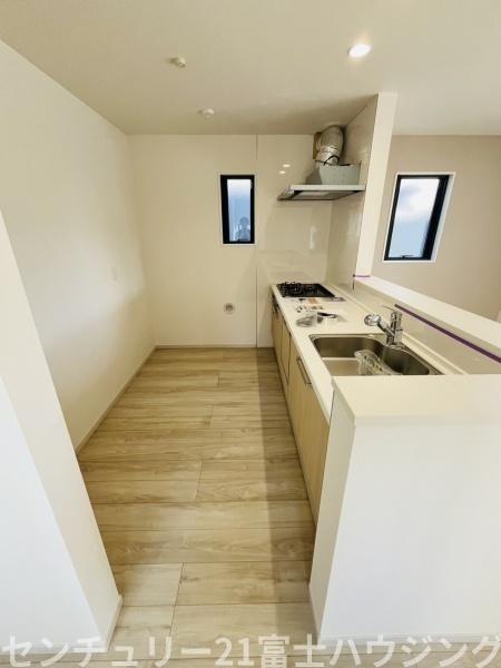 �_�ސ쌧������s�ᏼ���̐V�z��ˌ��ẴL�b�`��