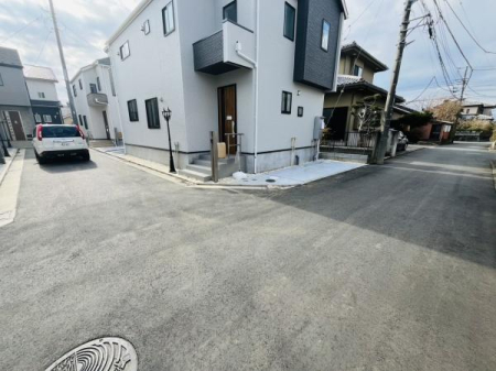 �_�ސ쌧������s�~���̐V�z��ˌ��Ă̑O�ʓ��H�܂ތ��n�ʐ^