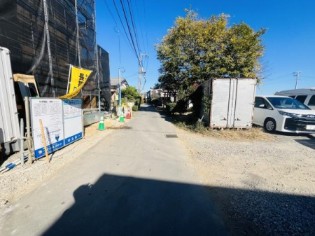 �_�ސ쌧������s�����̐V�z��ˌ��Ă̑O�ʓ��H�܂ތ��n�ʐ^