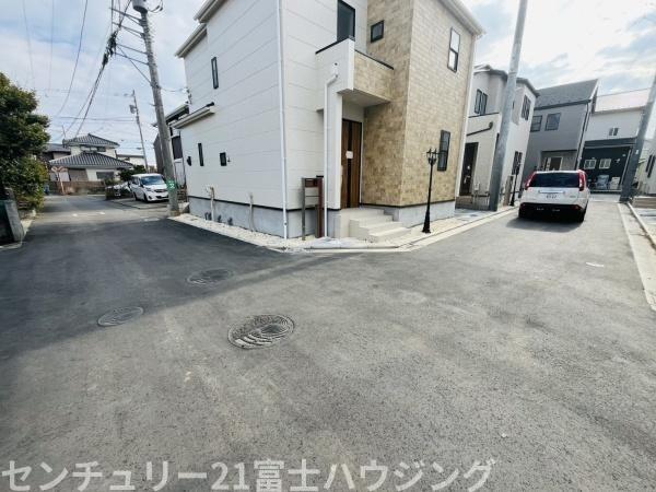 �_�ސ쌧������s�~���̐V�z��ˌ��Ă̑O�ʓ��H�܂ތ��n�ʐ^